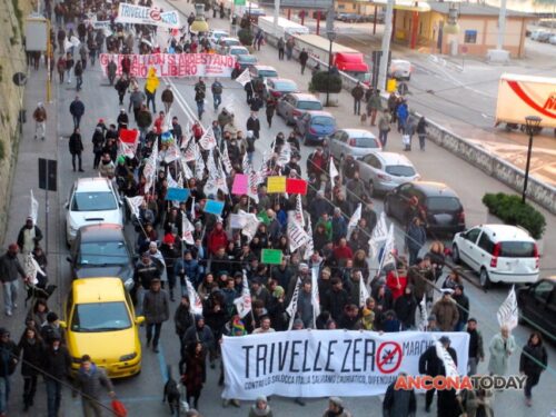 AMBIENTE: Ancona: manifestano in mille per dire “No alle trivelle nell’Adriatico”