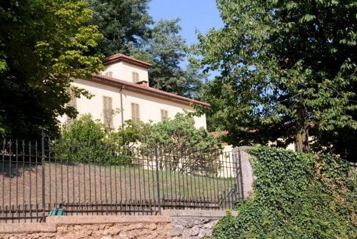 CRONACA: Villa Gernetto, morto il giardiniere al lavoro nella proprietà di Berlusconi, era caduto da un albero