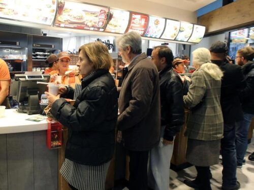 CRONACA: Vigilante McDonald’s allontana africani, accoltellato a Milano