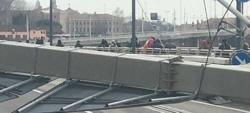 Tragedia sfiorata sul Ponte: traffico bloccato per il crollo di un traliccio