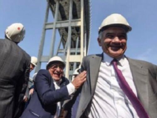 I manager di Stato che ridono sotto il ponte Morandi in macerie