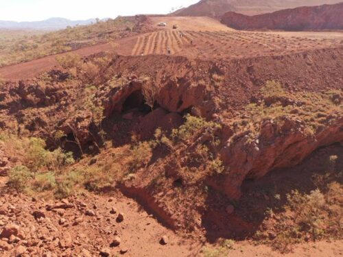Australia, colosso minerario fa esplodere le grotte sacre aborigene di 46 mila anni fa: “Ci scusiamo”
