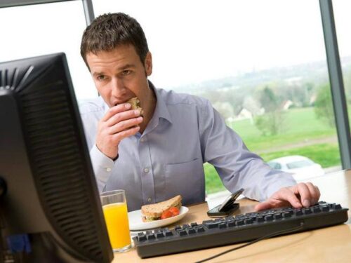 I rischi del lavoro sedentario: comincia a muoverti mentre lavori